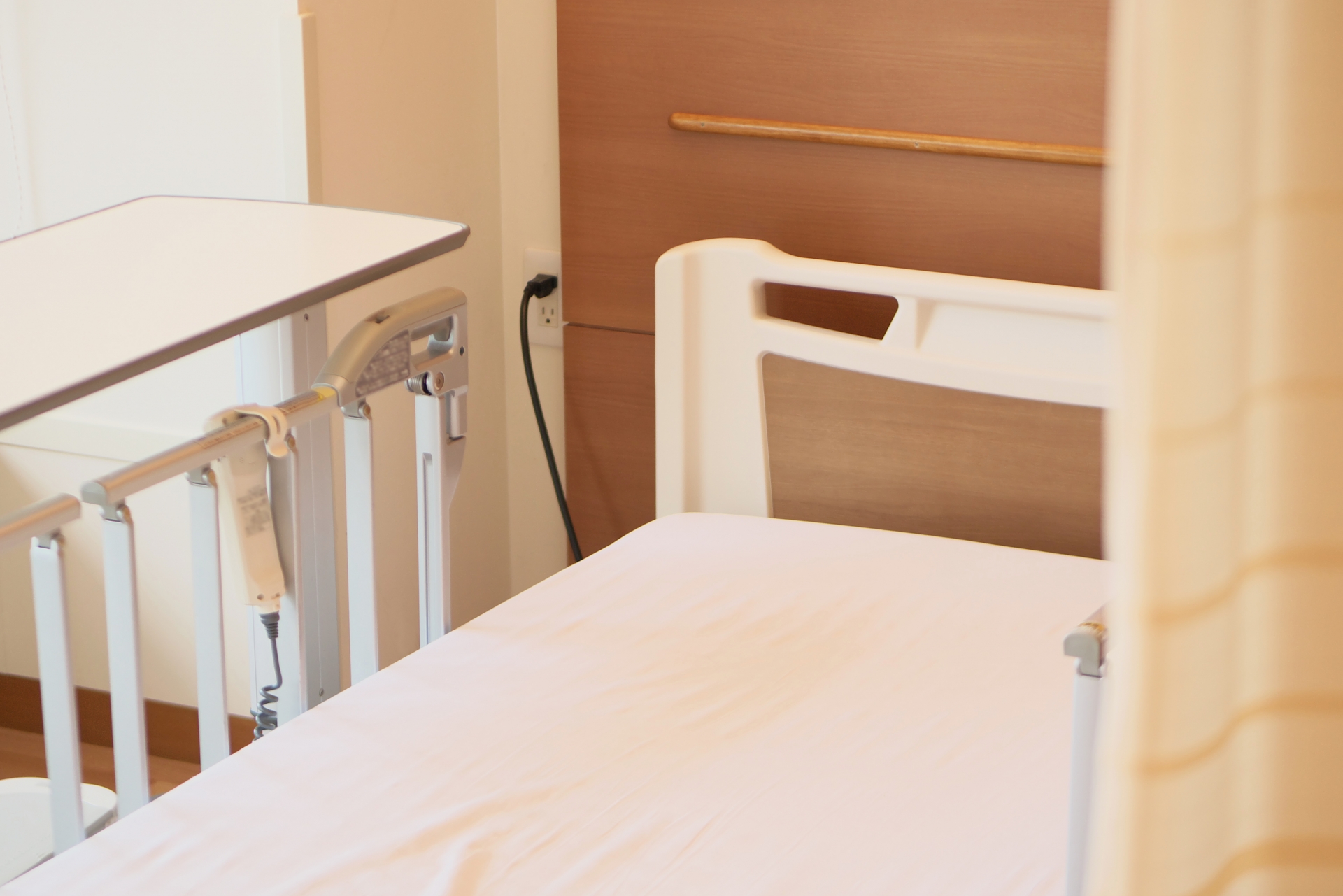 祖父のお見舞いをする男の子