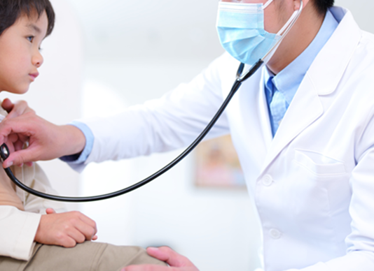 内科の診察室で医師と患者が話している診療風景