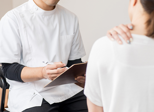 肩・膝・スポーツ関節鏡センターでの専門的な診察の様子