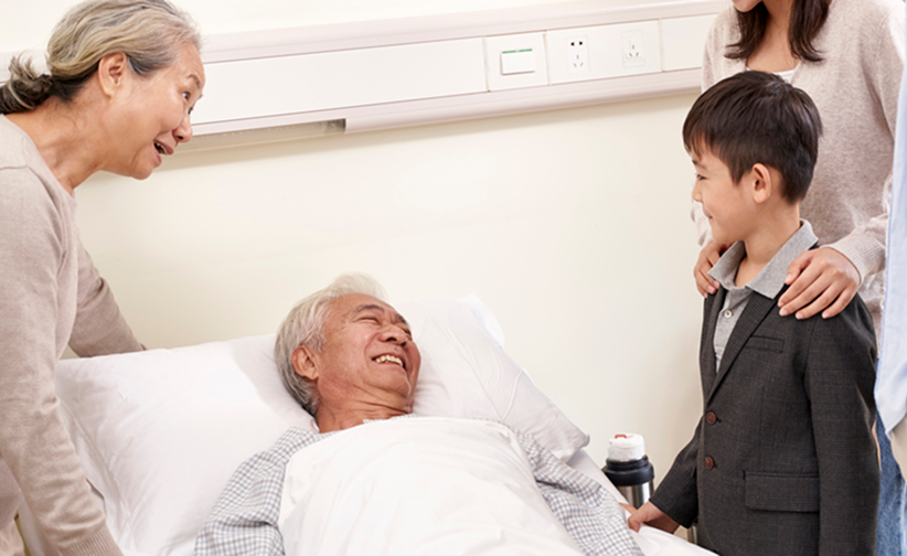 祖父のお見舞いをする男の子