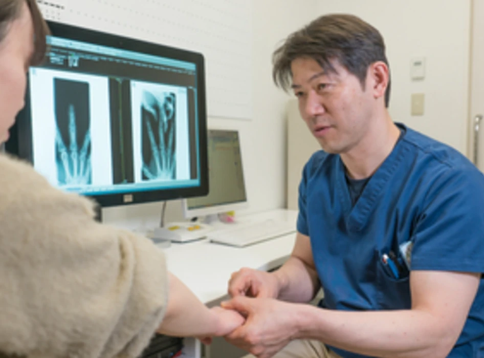 受診する女性を診る医師